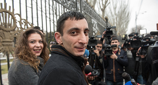 На митинге перед зданием НС РА журналисты и общественные активисты.23.02.2016 Фото: 
Sputnik Армения,  АСАТУР ЕСАЯНЦ http://sputnikarmenia.ru/armenia/20160223/2069766.html#ixzz413myPuhV