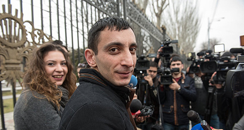 На митинге перед зданием НС РА журналисты и общественные активисты.23.02.2016 Фото: 
Sputnik Армения,  АСАТУР ЕСАЯНЦ http://sputnikarmenia.ru/armenia/20160223/2069766.html#ixzz413myPuhV