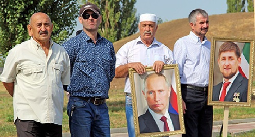 Жители Чечни на праздновании Дня Республики в Чечне держат портреты Владимира Путина и Рамзана Кадырова. 6 сентября 2014 год. Фото: Магомеда Магомедова для "Кавказского узла" Жители Чечни на праздновании Дня Республики в Чечне держат портреты Владимира Путина и Рамзана Кадырова. 6 сентября 2014 год. Фото: Магомеда Магомедова для "Кавказского узла"