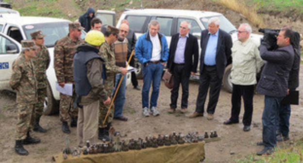 Армия обороны Нагорного Карабаха представила сопредседателям Минской группы ОБСЕ части взорвавшихся снарядов от тяжелой артиллерии. 27.09.2015. Фото Алвард Григорян для "Кавказского узла"