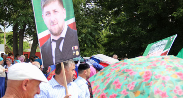 Участник акции держит портрет Кадырова. Фото Магомеда Магомедова для "Кавказского узла"