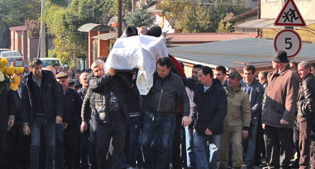 Участники траурной процессии несут гроб с телом Владимира Цкаева. Фото Эммы Марзоевой для "Кавказского узла"