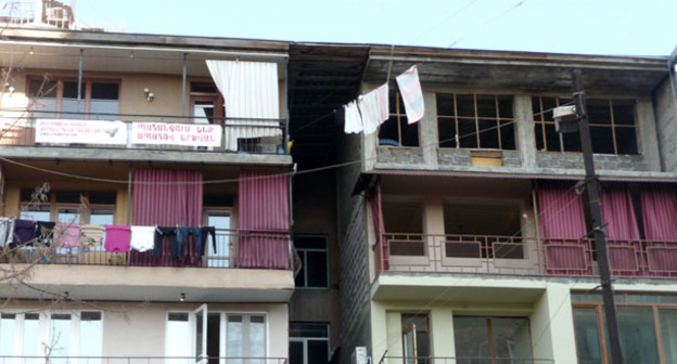 Надписи на плакатах, вывешенных на балконах дома №12 по улице Саят-Нова: «Наш двор - сердце Еревана, не сдадимся!». Ереван, март 2011 г. Фото Армине Мартиросян для "Кавказского узла"