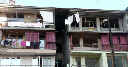 Надписи на плакатах, вывешенных на балконах дома №12 по улице Саят-Нова: «Наш двор - сердце Еревана, не сдадимся!». Ереван, март 2011 г. Фото Армине Мартиросян для "Кавказского узла"