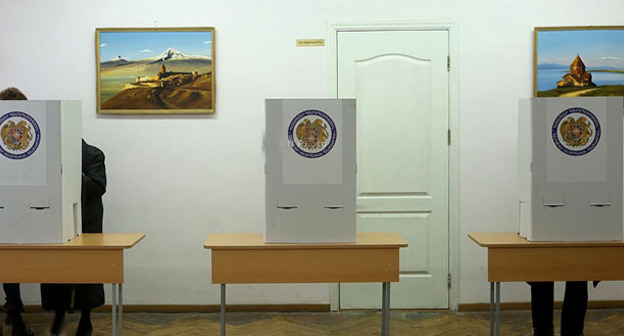 На избирательном участке во время голосования на референдуме. Фото: © PAN Photo / Varo Rafayelyan, Hrant Khachatryan, Karo Sahakyan