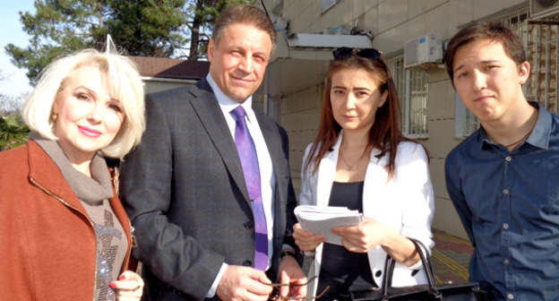 Представитель правозащитной организации, адвокат Леонид Ерченко, Лея Хамитова, брат Хамитовой (слева направо). Сочи, март 2016 г. Фото Светланы Кравченко для "Кавказского узла"