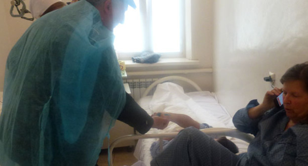 Журналист из Норвегии  Ойстан  Виндестан благодарит Джамбулата  Оздоева, Мария Перссон Лёфгрен (справа) связалась по телефону с посольством Швеции. 10 марта 2016 г. Фото предоставлено Джамбулатом Оздоевым, уполномоченным по правам человека в республике Ингушетия