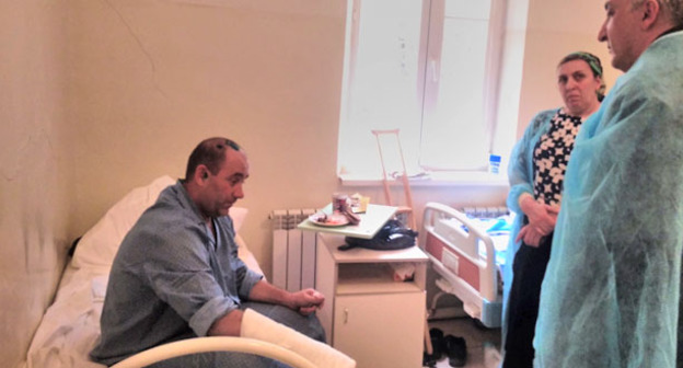 Водитель сгоревшего микроавтобуса Башар Плиев в больнице. Справа - Джамбулат Оздоев. 10 марта 2016 г. Фото предоставлен Джамбулатом Оздоевым, уполномоченным по правам человека в республике Ингушетия