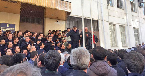 Родственники и сослуживцы Руслана Джелия, чей автомобиль подвергся обстрелу сотрудниками ГАИ, собрались у здания МВД республики Абхазии. Сухум, 9 марта 2016 г. Sputnik, Бадрак Авидэба http://sputnik-abkhazia.ru/Abkhazia/20160309/1017449186.html Родственники и сослуживцы Руслана Джелия, чей автомобиль подвергся обстрелу сотрудниками ГАИ, собрались у здания МВД республики Абхазии. Сухум, 9 марта 2016 г. Sputnik, Бадрак Авидэба http://sputnik-abkhazia.ru/Abkhazia/20160309/1017449186.html