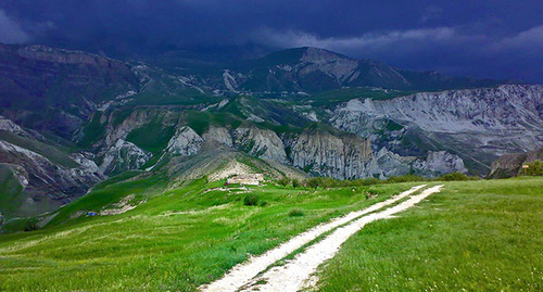 Горы Дагестана.  Фото:  Магомедгаджи Муртазалиев, http://odnoselchane.ru/?page=photos_of_category&sect=306&pg=4&com=photogallery 