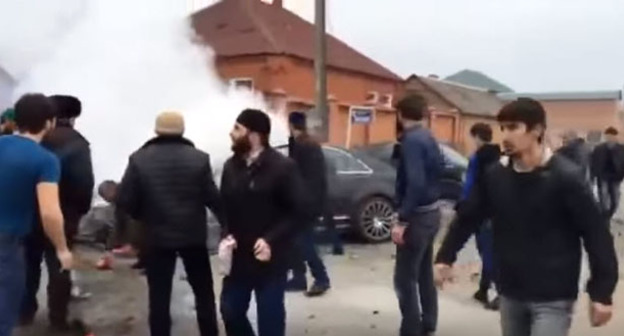 Взрыв автомобиля у мечети в Насыр-Корте. 11 марта 2016 г. Фото: Стоп-кадр видео "Взрыв у мечети Чумакова" https://www.youtube.com/watch?v=ZdvG_HF3YUc