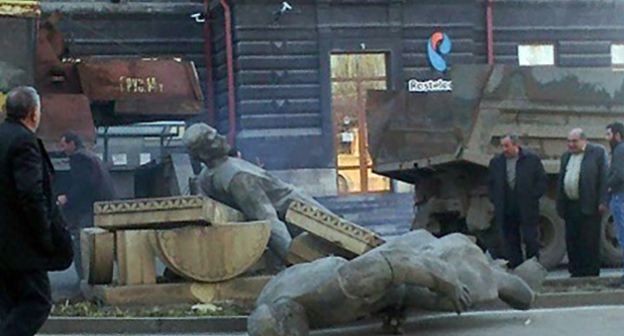 Поврежденные памятники ашугам Дживани и Шераму в Гюмри. Фото: http://www.vestikavkaza.ru/news/Neakkuratnyy-voditel-v-Gyumri-rezalsya-v-pamyatniki-ashugam-Dzhivani-i-SHeramu.html © - Вестник Кавказа
http://www.vestikavkaza.ru/news/Neakkuratnyy-voditel-v-Gyumri-rezalsya-v-pamyatniki-ashugam-Dzhivani-i-SHeramu.html