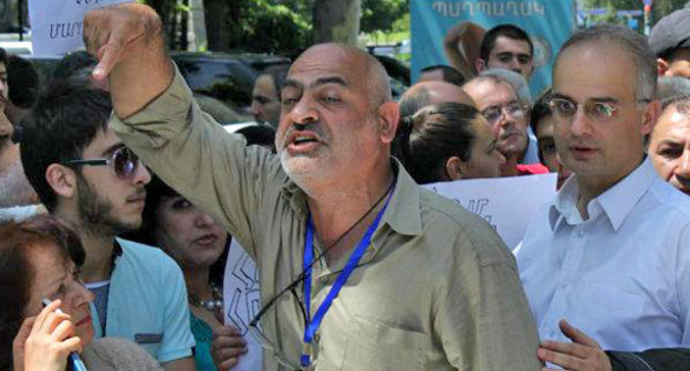 Вардгес Гаспари (в центре). Фото http://ru.aravot.am/2012/08/04/162118/