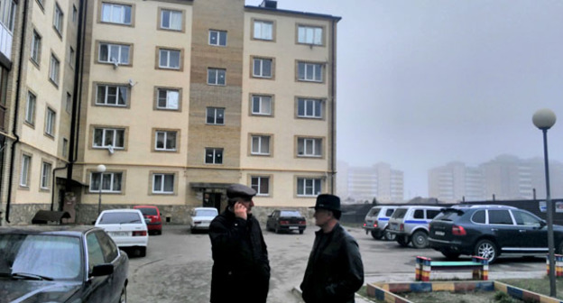 Дом, в котором находится квартира Сводной мобильной группы. Ингушетия, 10 марта 2016 г. Фото предоставлено Джамбулатом Оздоевым, уполномоченным по правам человека в республике Ингушетия