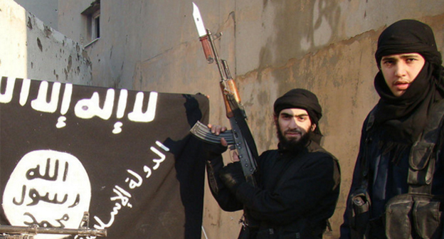 Сторонники ИГ у флага  «Исламского государства» (ИГ — признано террористической организацией, его деятельность в России запрещена).  Фото Пользователя Вести Детально, www.flickr.com