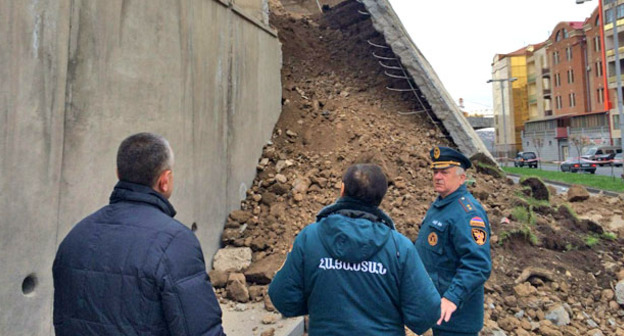 В Ереване на проспекте Сараландж обрушилось бетонное ограждение. 16 марта 2016 г. Фото http://newsarmenia.am/news/analytics/razrusheniya-v-erevane-versiy-i-obyasneniy-poka-net-/