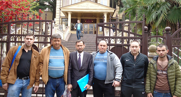 охранники ЧОО не получившие заработную плату за свой труд. Фото Светланы Кравченко для "Кавказского узла"