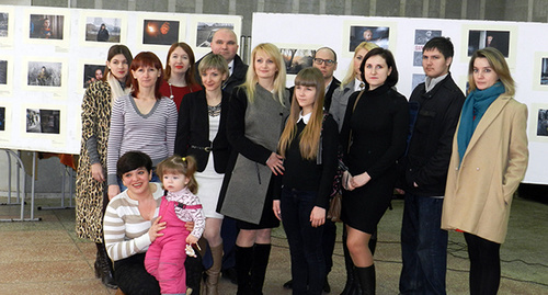 Волонтеры и беженцы на выстваке. Фото Татьяны Филимоновой для "Кавказского узла"