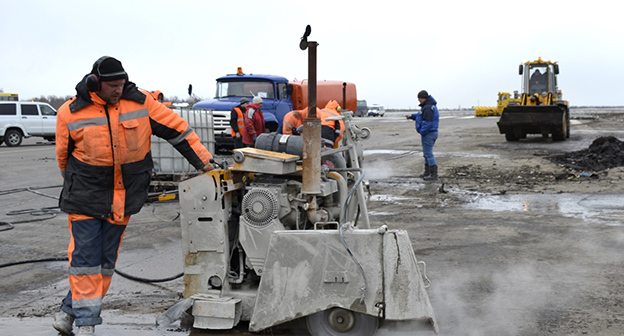 Восстановление взлетно-посадочной полосы после авиакатастрофы с дубайским "Боингом". Фото: http://rov.aero/novosti