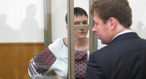 Надежда Савченко перед последним словом в Донецком городском суде с адвокатом Ильей Новиковым, 3 марта 2016 г. Фото Константина Волгина для "Кавказского узла"