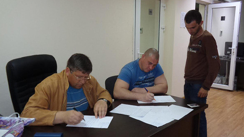 Охранники ЧОПа пишут очередное заявление прокурору после не выплаты зарплаты 21 марта. Фото Светланы Кравченко для "Кавказского узла"