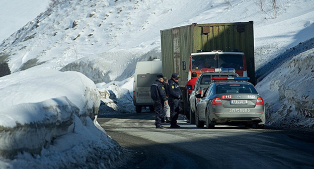Грузинские полицейские на Военно-Грузинской дороге. © Sputnik/ Александр Имедашвили, http://sputnik-georgia.ru/society/20160320/230676721.html