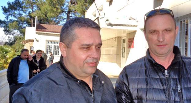 Адвокат Михаил Охрименко (слева) и подсудимый казак Сергей Фетисов у здания суда Адлерского района. Сочи, март 2016 г. Фото Светланы Кравченко для "Кавказского узла"