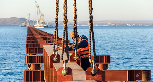 Строительство вспомогательного моста в креченском проливе. Фото: http://rosavtodor.ru/press/photo/1803.html Строительство вспомогательного моста в креченском проливе. Фото: http://rosavtodor.ru/press/photo/1803.html