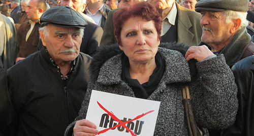 Участница митинга, приуроченного к событиям 1 марта 2008 года. Надпись на плакате: «Авторитаризм». Ереван, 1 марта 2016 г. Фото Тиграна Петросяна для "Кавказского узла" Участница митинга, приуроченного к событиям 1 марта 2008 года. Надпись на плакате: «Авторитаризм». Ереван, 1 марта 2016 г. Фото Тиграна Петросяна для "Кавказского узла"