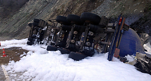 Опрокидывание автоцистерны с мазутом в районе с. Возрождение в МО г. Геленджик. Фото: http://23.mchs.gov.ru/operationalpage/operational/item/3535014/ Опрокидывание автоцистерны с мазутом в районе с. Возрождение в МО г. Геленджик. Фото: http://23.mchs.gov.ru/operationalpage/operational/item/3535014/