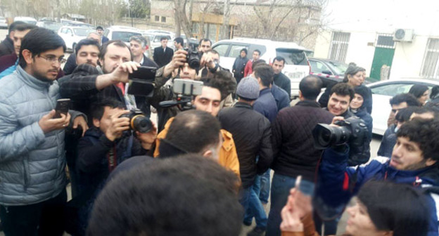 Журналисты ожидают освобождения Интигама Алиева из исправительного учреждения №6. 28 марта 2016 г. Фото http://haqqin.az/news/66728