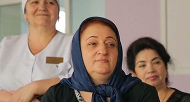 Директор махачкалинского дома-интерната «Забота» Зарипат Умаханова (в центре). Фото http://www.riadagestan.ru/