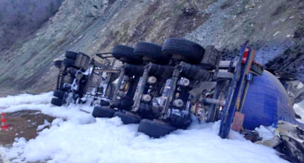 Авария автоцистерны с мазутом под Геленджиком. 28 марта 2016 г. Фото: пресс-служба ГУ МЧС по Краснодарскому краю