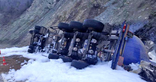 Авария автоцистерны с мазутом под Геленджиком. 28 марта 2016 г. Фото: пресс-служба ГУ МЧС по Краснодарскому краю