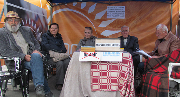 "Фронт армянских женщин" на Площади Свобода организовал сбор подписи в поддержку активистки Рузанны Егнукян, получившей ранение в ходе протестной акции. Фото Армине Мартиросян для "Кавказского узла"