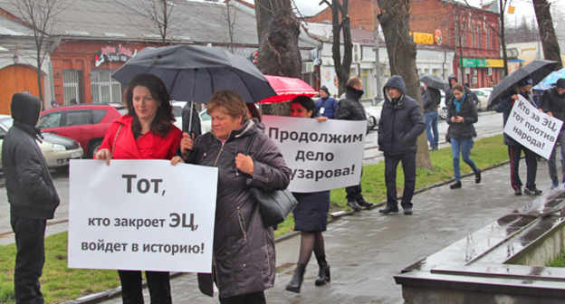 Участники акции против "Электроцинка". Владикавказ, 29 марта 2016 г. Фото: Алан Цхурбаев http://www.kavkaz-uzel.ru/blogs/119/posts/24257