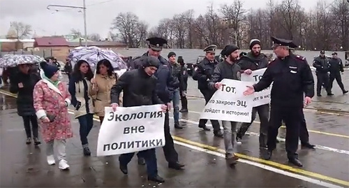 Участники шествия против "Электроцинка". Владикавказ, 29 марта 2016 г. Кадр из видео пользователя zaur farniev https://www.youtube.com/watch?v=tuK5ZITebo0 Участники шествия против "Электроцинка". Владикавказ, 29 марта 2016 г. Кадр из видео пользователя zaur farniev https://www.youtube.com/watch?v=tuK5ZITebo0