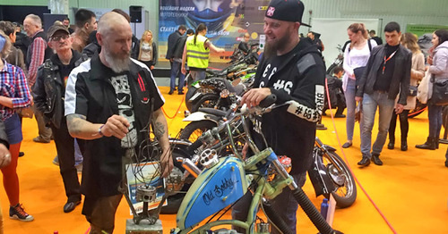 Победитель конкурса кастом-шоу Владимир Засухин (слева) и его мотоцикл,  дизайнерская работа. Краснодар, 28 марта 2016 г. Фото Виктор Докучаев