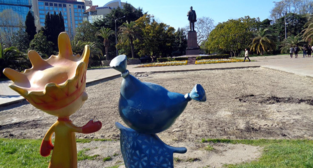 Работы в охранной зоне памятника Ленину в Сочи. Фото Светланы Кравченко для "Кавказского зула"