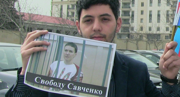 Участник пикета с требованием освобождения Надежды  Савченко. Баку, 24 марта 2016 г. Фото Таптига Гелиева для "Кавказского узла"