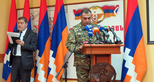 Начальник оперативного отдела Минобороны Нагорного Карабаха, полковник Виктор Арустамян (справа). Степанакерт, Нагорный Карабаха. 4 апреля 2016 год. Фото Алвард Григорян для "Кавказского узла" Начальник оперативного отдела Минобороны Нагорного Карабаха, полковник Виктор Арустамян (справа). Степанакерт, Нагорный Карабаха. 4 апреля 2016 год. Фото Алвард Григорян для "Кавказского узла"