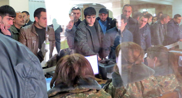 Регистрация добровольцев и учет военнообязанных в Степанакерте. Нагорный Карабах, 3 апреля 2016 г. Фото Алвард Григорян для "Кавказского узла"