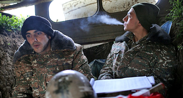 Солдаты армии Нагорного Карабаха в окопе возле арцахского города Мардакерт. Фото
 © PAN Photo / Vahan Stepanyan