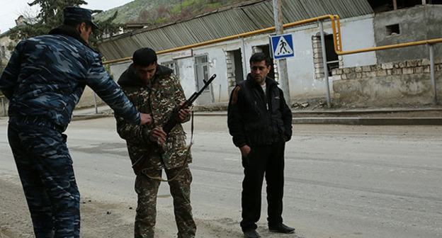 Вооруженные люди арцахского города Мардакерт. Нагорный Карабах, 4 апреля 2016 г. 
Фото: © PAN Photo / Vahan Stepanyan
