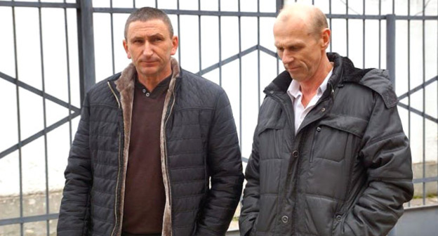 Родственники Николая Карпюка, приехавшие в суд в Грозный. Фото: Anton Naumlyuk (RFE/RL)