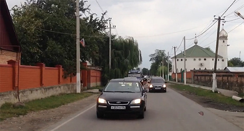 Улица сельского поселения Долаково, Ингушетия. Фото: Стоп-кадр видео "Встреча чемпиона европы по вольной борьбе,Сурхоева Магомеда." https://vk.com/molodej_dolakovo Улица сельского поселения Долаково, Ингушетия. Фото: Стоп-кадр видео "Встреча чемпиона европы по вольной борьбе,Сурхоева Магомеда." https://vk.com/molodej_dolakovo