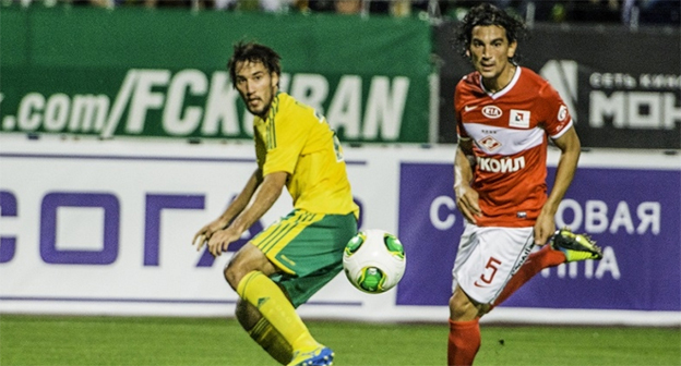 Футболисты Фк Кубань и ФК Спартак во время матча. Фото: http://www.livekuban.ru/image/fk-kuban-sygral-vnichyu-so-spartakom/