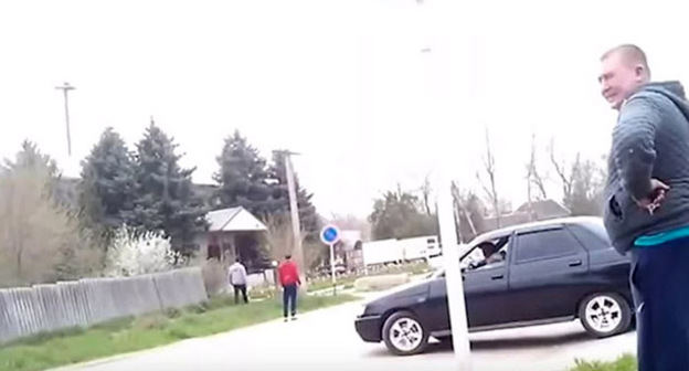 На месте взрыва возле РОВД Новоселицкого района Ставропольского края. 11 апреля 2016 г. Кадр из видео YKK https://www.youtube.com/watch?v=3hnsZZpFtA4