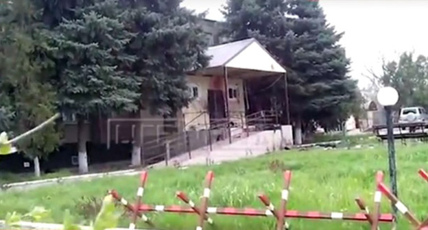 На месте взрыва возле РОВД Новоселицкого района Ставропольского края. 11 апреля 2016 г. Кадр из видео YKK https://www.youtube.com/watch?v=3hnsZZpFtA4