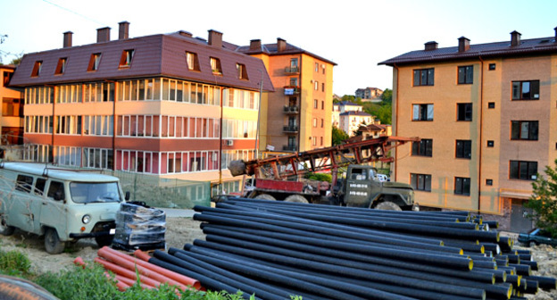 Многоквартирные дома без канализации на землях садоводства в поселке Соболевка. Сочи, 11 апреля 2016 г. Фото Светланы Кравченко для "Кавказского узла"